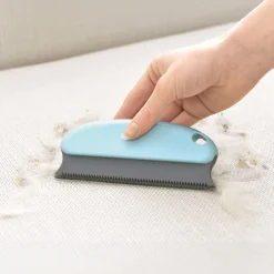 Brosse poils et peluche