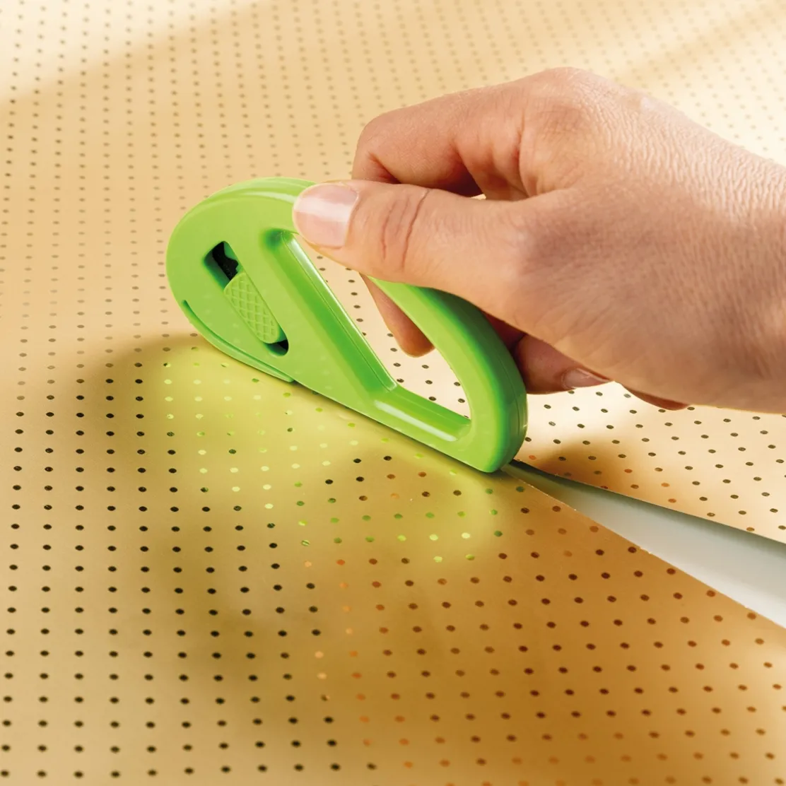Coupe papier cadeau vert
