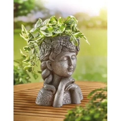 Jeune fille porte plante